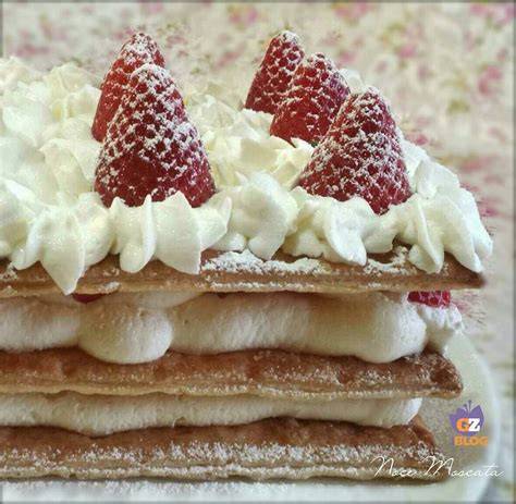 Composizione di fragole e panna montata su strati di millefoglie