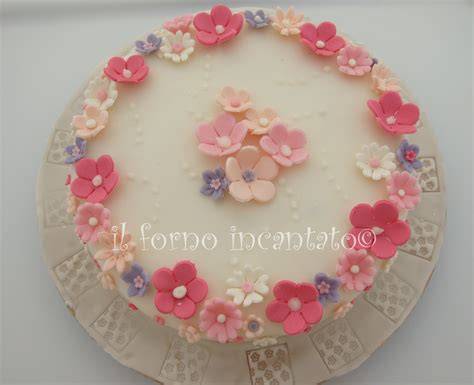 Torta millefoglie decorata con pasta di zucchero e fiori