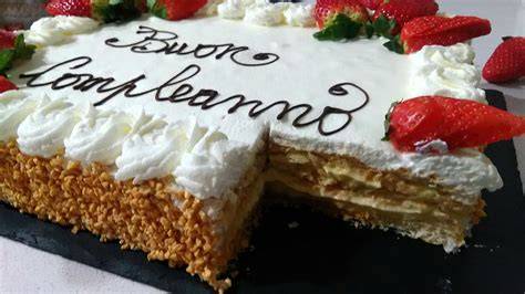 Torta millefoglie decorata con riccioli di cioccolato