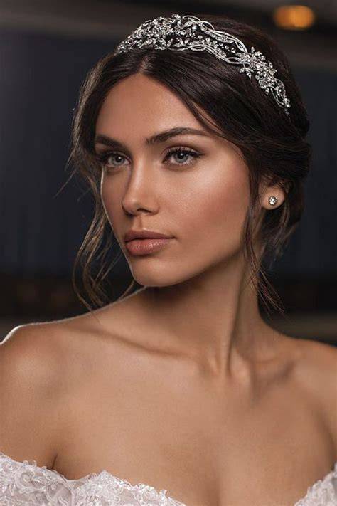 Futura sposa in abito da sposa e trucco professionale