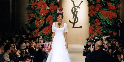 Sposa in bikini di fiori di Yves Saint Laurent
