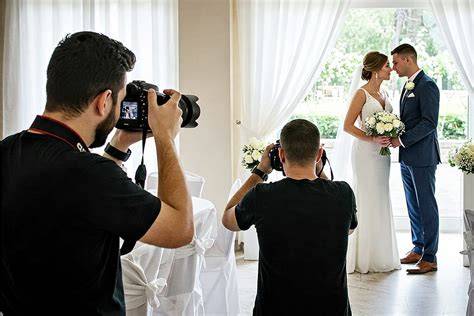 fotografo di matrimonio che cattura un momento spontaneo