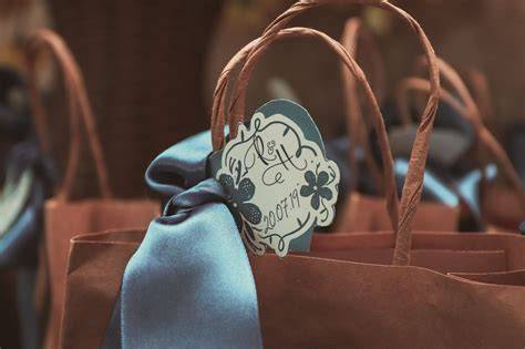 Composizione di diverse wedding bags con vari oggetti all'interno