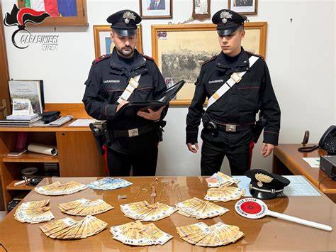 Scena di scherzo con finto carabiniere