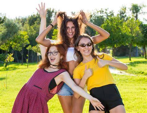 Gruppo di amiche che festeggiano