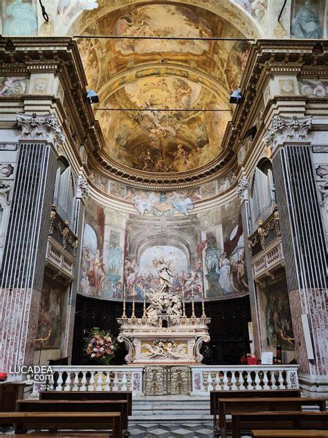 Interno della Chiesa Ballroom del San Domenico Palace con l'altare originale