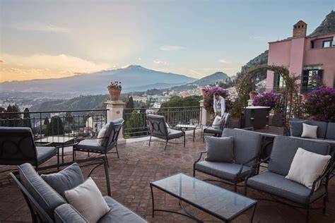 Terrazza del Grand Hotel Timeo con vista sul mare e sul Monte Etna
