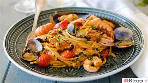 Piatto di pasta fresca con frutti di mare, tipico della cucina siciliana