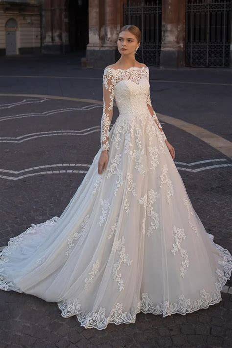 Schizzo di un abito da sposa con pizzo e gonna svasata