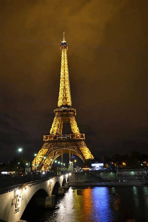 Torre Eiffel di notte