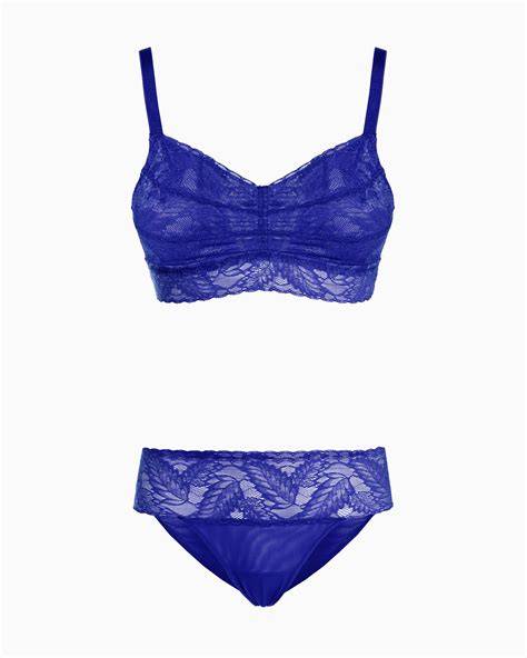 Donna in lingerie seducente