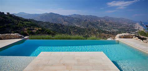 Piscina con vista mare