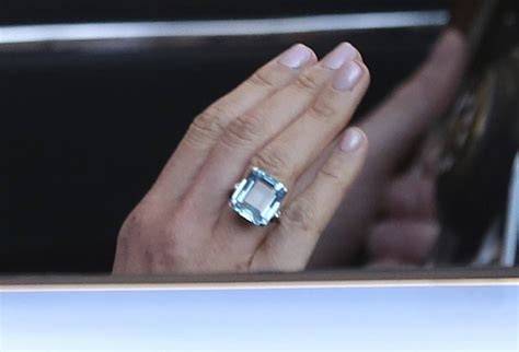 Meghan Markle con l'anello acquamarina