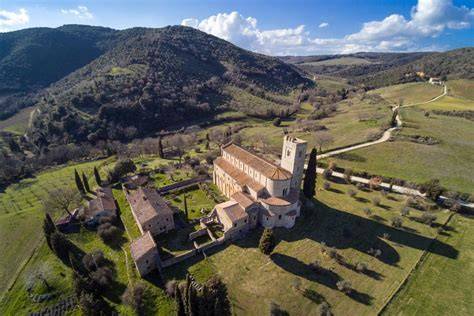 Abbazia di Sant'Antimo immersa nel paesaggio toscano