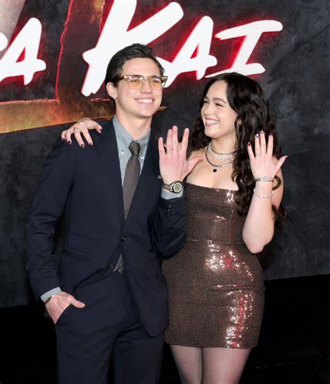 Tanner Buchanan e Mary Mouser sul tappeto rosso