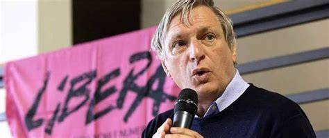 Don Luigi Ciotti che parla con persone in difficoltà