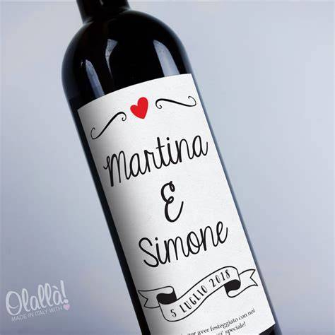 Bottiglie di vino personalizzate con etichette per matrimonio