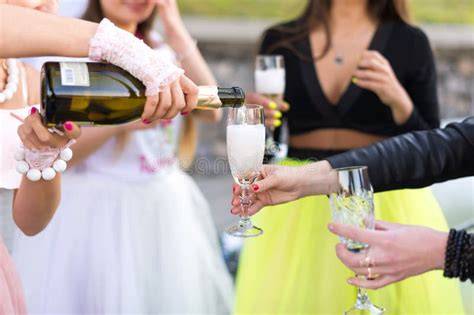 Gruppo di amiche che festeggiano un addio al nubilato