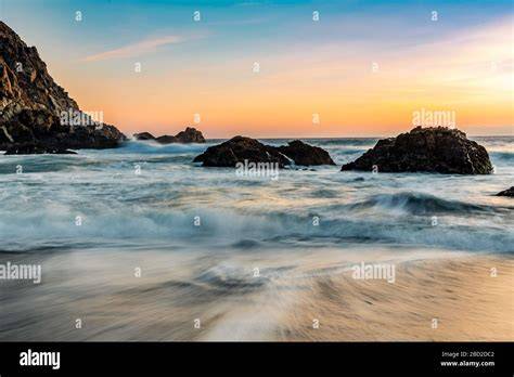 Spiaggia di Pfeiffer Beach con il suo arco naturale