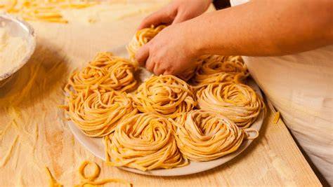 Primo piatto di pasta fresca fatto in casa