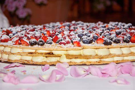 Torta nuziale Millefoglie decorata con frutta fresca