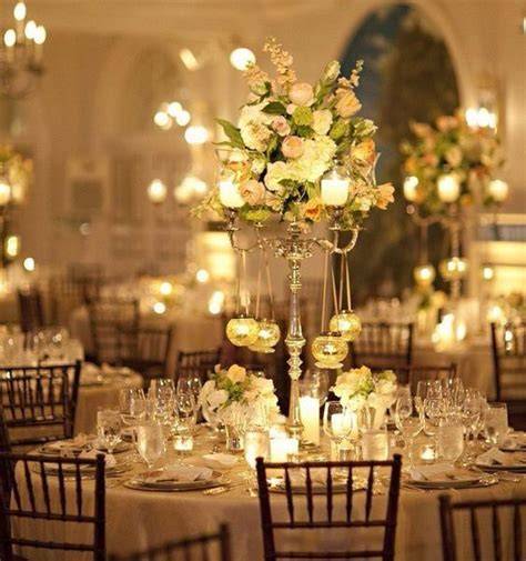 Atmosfera di un matrimonio elegante con candelabri e fiori