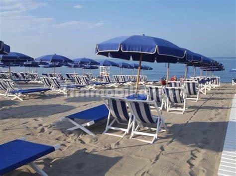 Stabilimento balneare a Marina di Ravenna con pista da ballo sulla sabbia