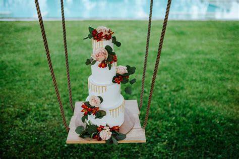 Dettagli floreali per la decorazione della torta su altalena