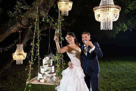 Altalena per torta nuziale illuminata di sera