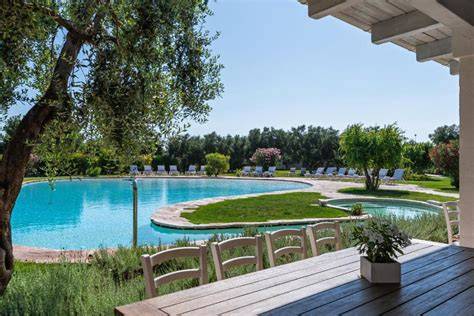 Masseria con piscina e ulivi