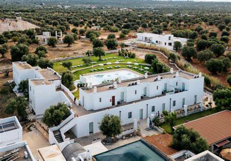 Vista aerea di Masseria Torrepietra con i suoi giardini e piscina