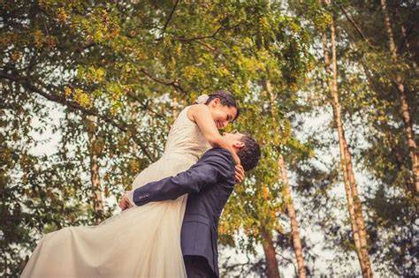 Sposo che porta la sposa in braccio sulla soglia di casa