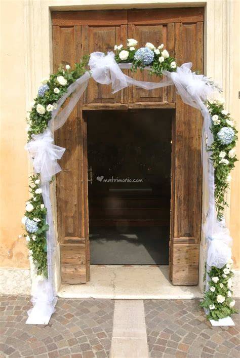 Decorazioni floreali per portone matrimonio