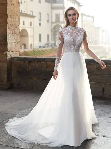 Esempi di abiti da sposa con sopragonna staccabile