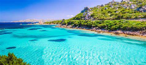 Panorama della Costa Smeralda con mare cristallino e rocce granitiche