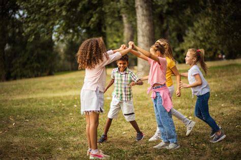 Bambini che giocano felici durante un matrimonio