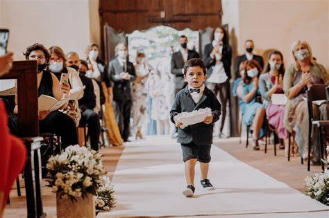 Bambino che porta le fedi all'altare