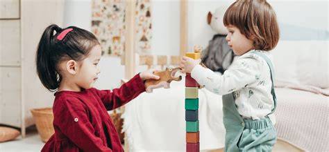 Bambini che giocano con animatori al matrimonio