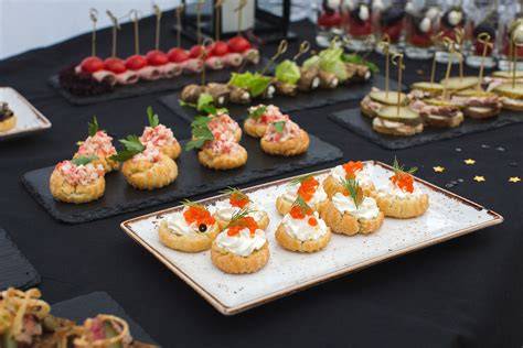 Buffet di sushi e finger food per un aperitivo di matrimonio
