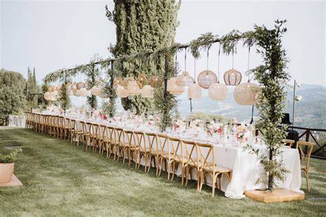 Disposizione di tavoli imperiali per un matrimonio all'aperto