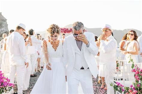 spiaggia allestita per matrimonio total white