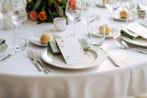 tavola apparecchiata per matrimonio total white