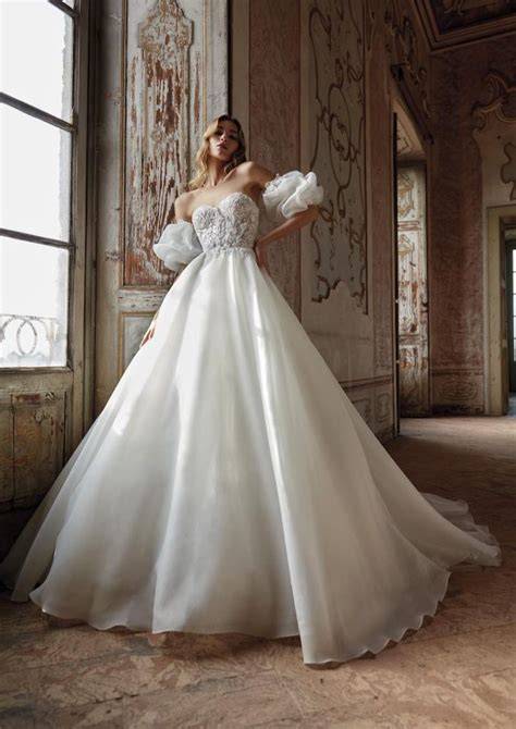 Modella in abito da sposa su una passerella