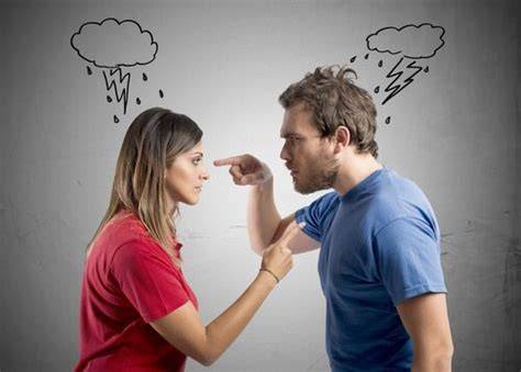 Coppia che discute con un wedding planner