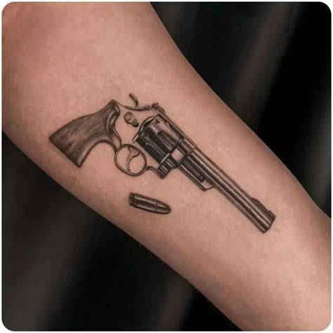 Tatuaggio giarrettiera con pistola