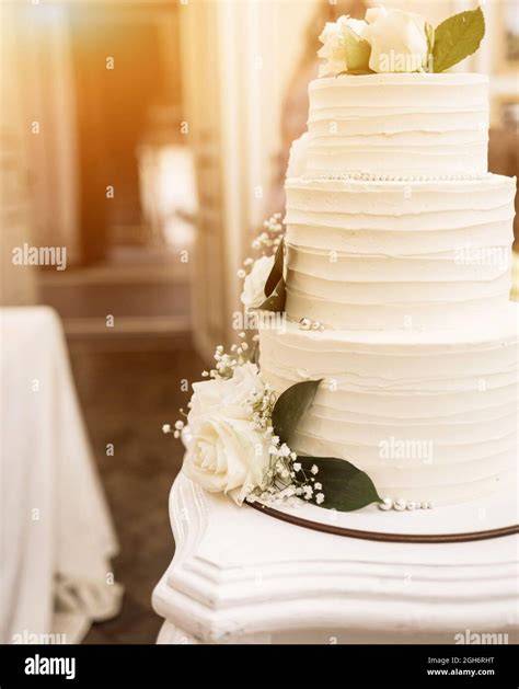 Esempio di una torta nuziale a più piani decorata con fiori