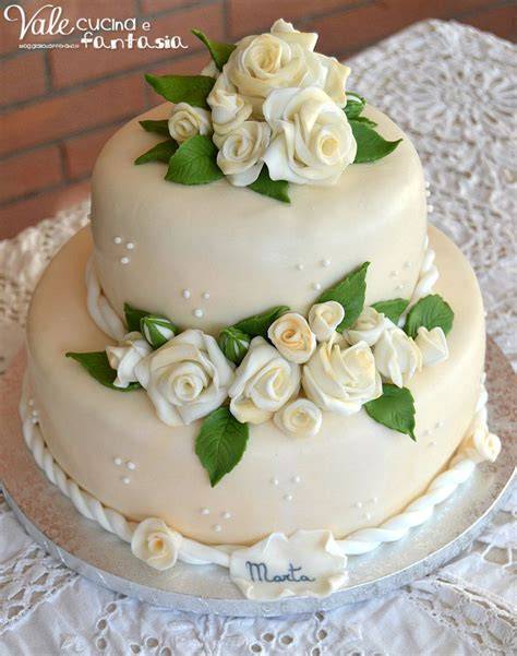 Dettaglio di una torta nuziale con decorazioni in pasta di zucchero