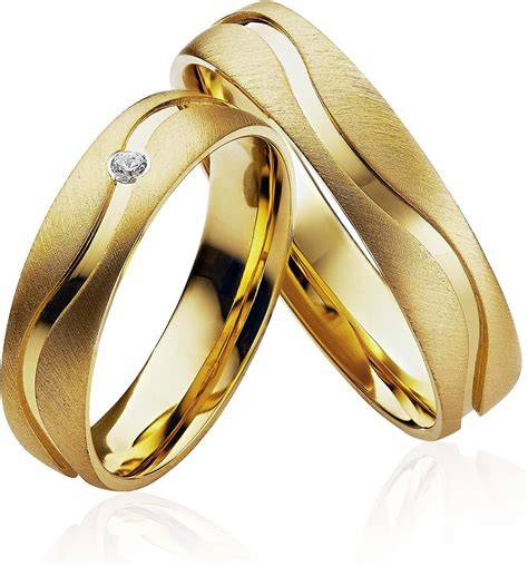 Anello di fidanzamento e fedi nuziali in oro