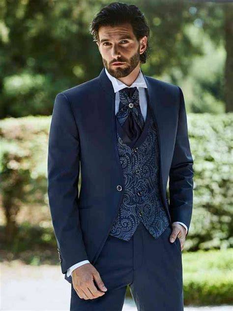 Modello di abito da sposo elegante