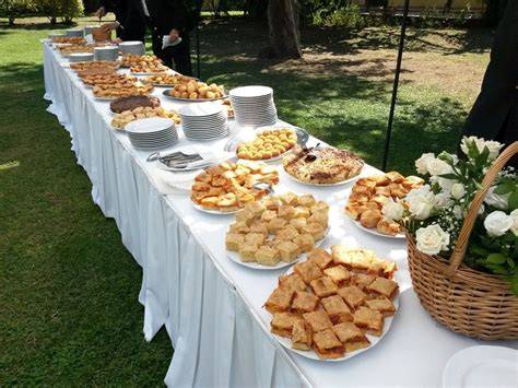 Allestimento buffet rustico matrimonio con prodotti tipici